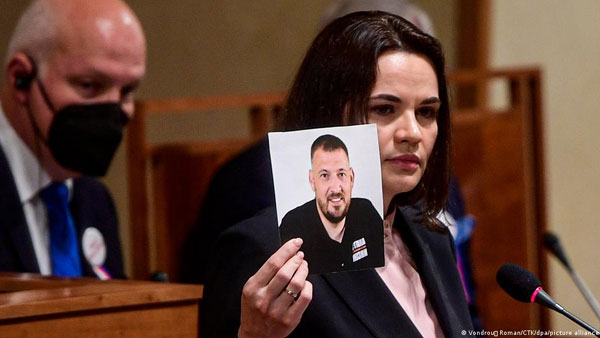 Fewer journalists killed, more jailed in 2021