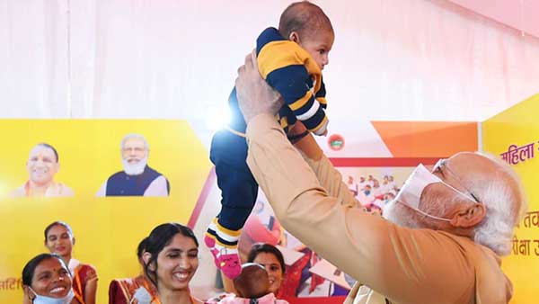 PM Modi's interaction with beneficiaries at Prayagraj