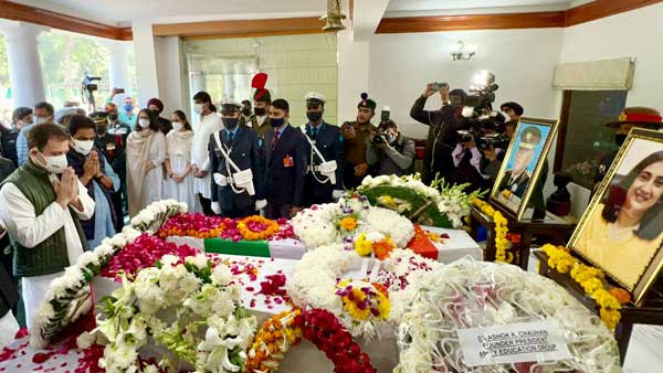 Congress leaders Rahul Gandhi, Mallikarjun Kharge, former Defence Minister AK Antony pay tributes Congress leaders Rahul Gandhi, Mallikarjun Kharge, former Defence Minister AK Antony pay tributes