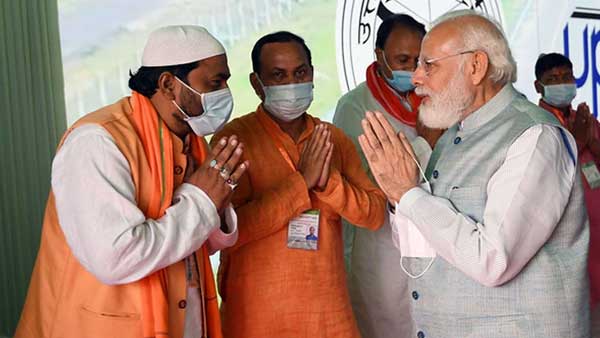 People greeting PM Modi during his visit to Sultanpur