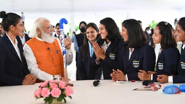 PM Modi with members of Women Hockey team