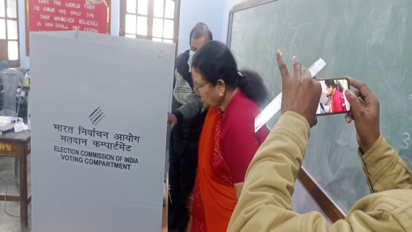 UP Polls: BJP Mayor Pramila Pandey shares photo of EVM while voting on Whatsapp; FIR registered UP Polls: BJP Mayor Pramila Pandey shares photo of EVM while voting on Whatsapp; FIR registered