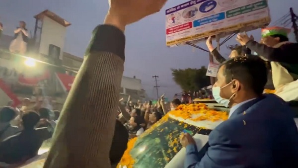 What happened when Priyanka, Akhilesh come face-to-face during campaign trail? Watch video What happened when Priyanka, Akhilesh come face-to-face during campaign trail? Watch video