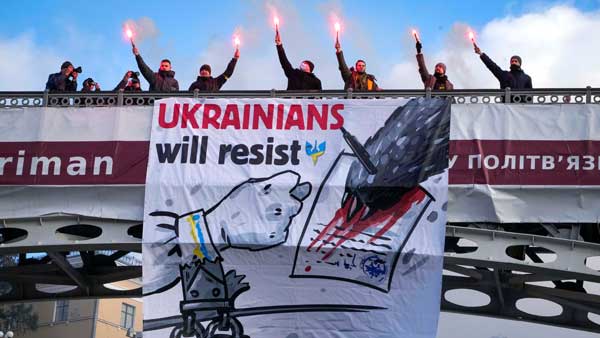 Ukrainians march in face of Russian threat