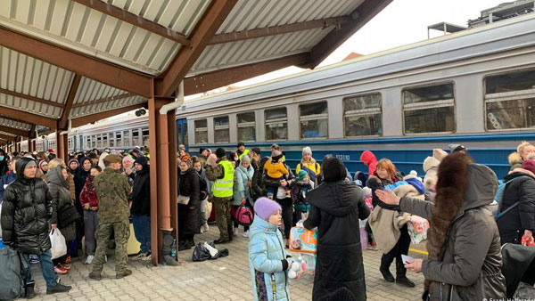 Eyewitness: Ukrainians flood to Polish border