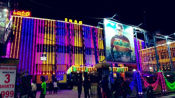 Valimai: Petrol bomb hurled at actor Ajith fans outside cinema hall in TN, one injured Valimai: Petrol bomb hurled at actor Ajith fans outside cinema hall in TN, one injured