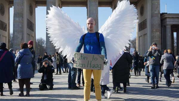 Anti-war rally in Berlin draws huge crowds
