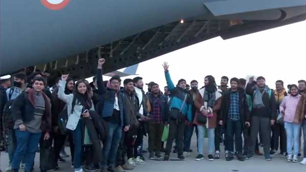 Russia-Ukraine: Three C-17 Globemaster of IAF carrying more than 600 Indians land at Hindon airbase near Delhi Russia-Ukraine: Three C-17 Globemaster of IAF carrying more than 600 Indians land at Hindon airbase near Delhi