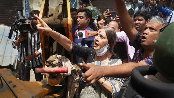 Jahangirpuri violence: CPMs Brinda Karat blocks bulldozer in Delhi Jahangirpuri violence: CPMs Brinda Karat blocks bulldozer in Delhi