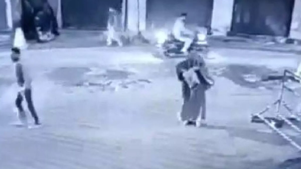 Burqa clad terrorists of J&K: Facing heat from forces Lashkar plans re-launch of Dukhtareen-e-Tayiba Burqa clad terrorists of J&K: Facing heat from forces Lashkar plans re-launch of Dukhtareen-e-Tayiba