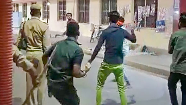 An unidentified person attacks constables at Gorakhnath Temple gate