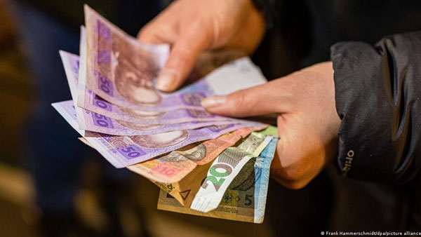 Whats the EU solution for Ukrainian refugees cash problem?