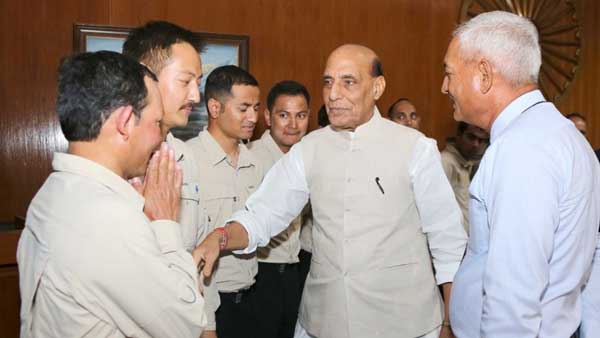 Defence Minister congratulates TMR for their extraordinary tales of bravery