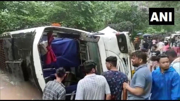 Ranchi: Bus carrying college students overturns in Sikkims Gangtok, 22 injured Ranchi: Bus carrying college students overturns in Sikkims Gangtok, 22 injured
