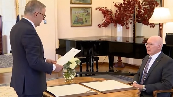 Fact check: Did Australian PM Anthony Albanese wear a saffron shawl for his oath-taking ceremony?