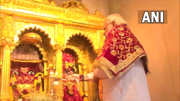 PM offers prayers at Gujarats Mahakali temple in Pavagadh, hoists ‘dhwaja’ atop shrine PM offers prayers at Gujarats Mahakali temple in Pavagadh, hoists ‘dhwaja’ atop shrine