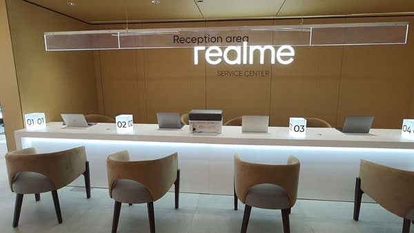 Sread over 13000 sqft, the state of the artflagship store, brings the latest innovations in smartphones and AlOT products to users