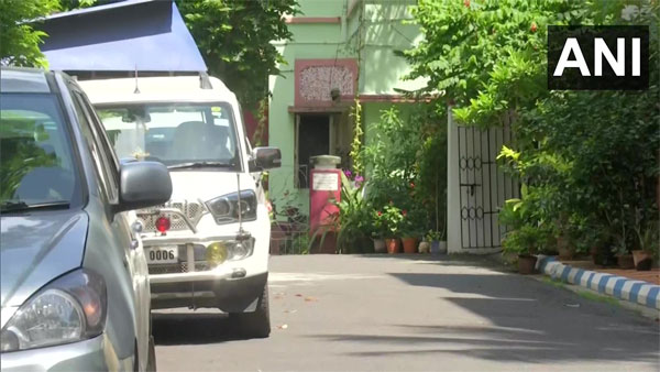 ED officials reach former Education Minister Partha Chatterjees residence in connection with the SSC recruitment scam ED officials reach former Education Minister Partha Chatterjees residence in connection with the SSC recruitment scam