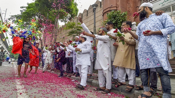 Muslims Shower Flower Petals on Kanwariyas