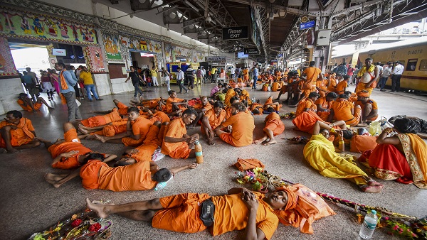 Kanwariyas wait to board a train to reach Baidyanath Dham 