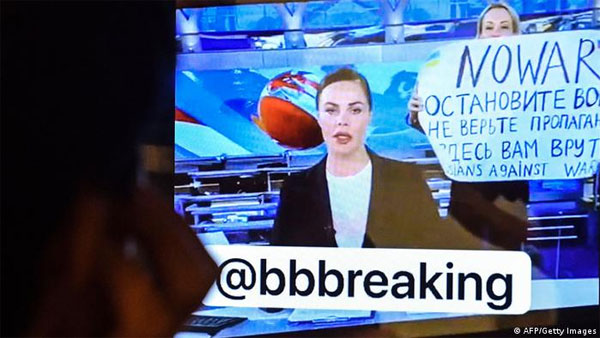 Anti-war journalist Marina Ovsyannikova detained - reports Anti-war journalist Marina Ovsyannikova detained - reports