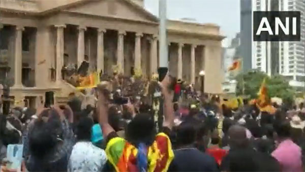 Sri Lanka crisis: Protesters storm Prezs home; PM Ranil Wickremesinghe calls for emergency meeting Sri Lanka crisis: Protesters storm Prezs home; PM Ranil Wickremesinghe calls for emergency meeting