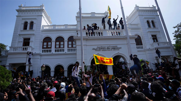 Protesters storm the building of Sri Lankan Prime Minister Ranil Wickremesinghes office Protesters storm the building of Sri Lankan Prime Minister Ranil Wickremesinghes office