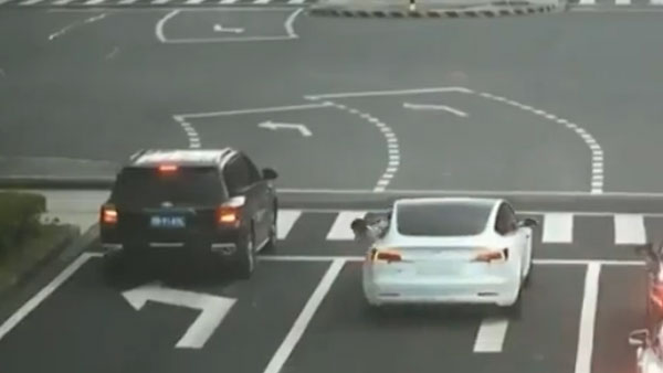 Girl falls out of car window at busy junction in China, driver moves on | VIDEO Girl falls out of car window at busy junction in China, driver moves on | VIDEO