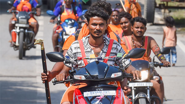 1 Kanwariya dead as bike skids on road in UP 1 Kanwariya dead as bike skids on road in UP