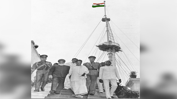 Tamil Nadu CM Stalin changes Twitter profile pic, has photo of Karunanidhi with tricolour in background Tamil Nadu CM Stalin changes Twitter profile pic, has photo of Karunanidhi with tricolour in background