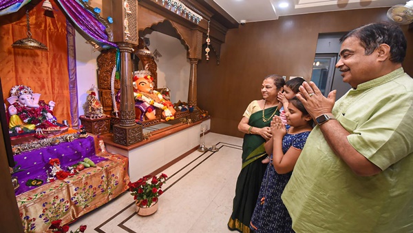 Nitin Gadkari Celebrates Ganesh Chaturthi at Home 
