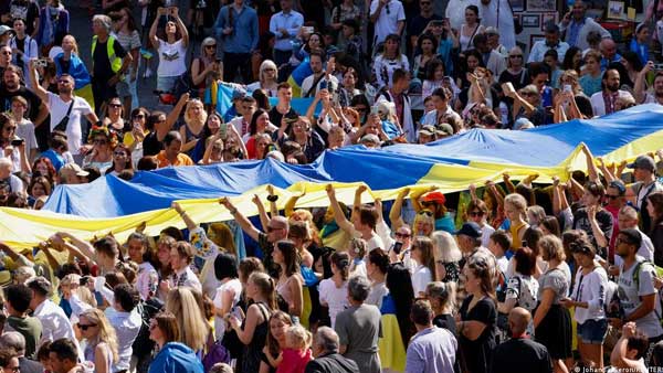Ukrainians mark independence in heart of Europe