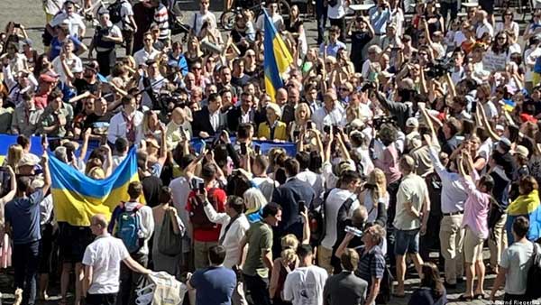 Ukrainians mark independence in heart of Europe