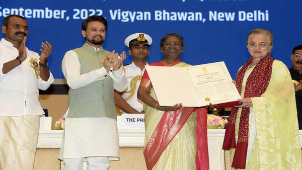Asha Parekh receives Dadasaheb Phalke award Asha Parekh receives Dadasaheb Phalke award