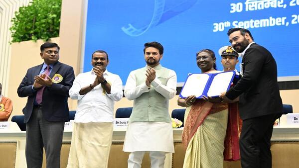 Ajay Devgn receives best actor award Ajay Devgn receives best actor award