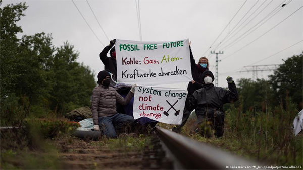 Arrests as German climate protesters target coal and cars