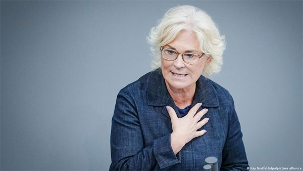 Germany must accept leading military role: Defense minister