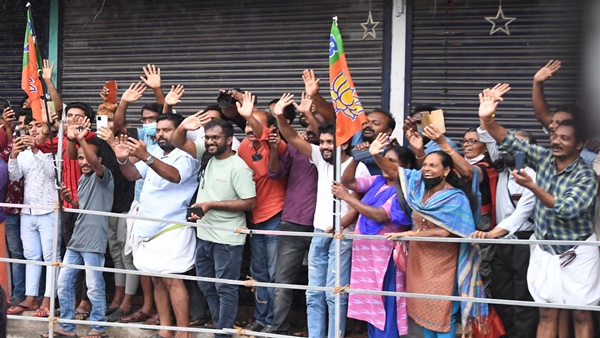 People brave rains to welcome PM Modi in Kerala