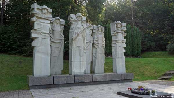 Lithuania topples last Soviet monuments
