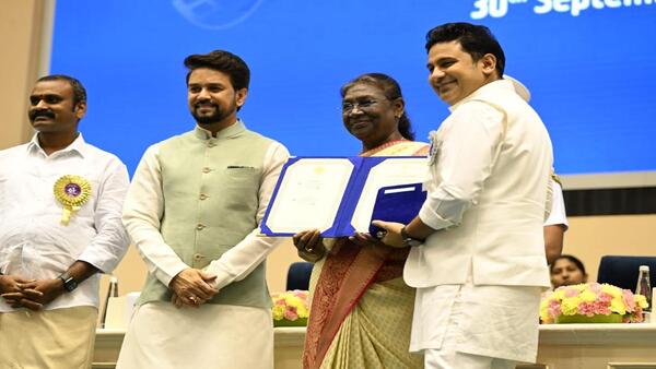 Manoj Muntashir recieves the award for Best Lyricist Manoj Muntashir recieves the award for Best Lyricist