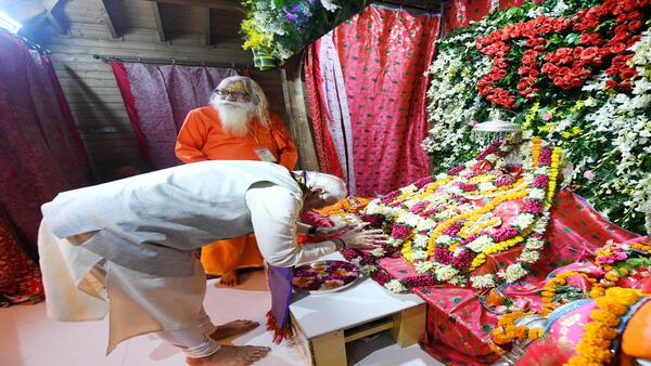 PM Modi offers prayers at Ram Mandir