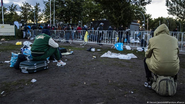 Dutch court demands better migration centers