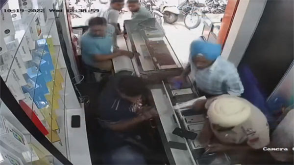 Caught on camera: Cop accidentally fires at at mobile shop employee in Amritsar Caught on camera: Cop accidentally fires at at mobile shop employee in Amritsar
