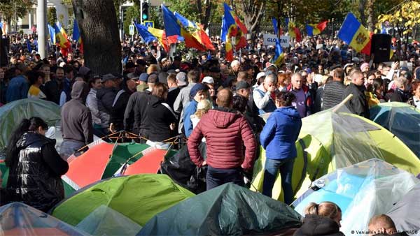 Pro-Russian group pays protesters in Moldova Pro-Russian group pays protesters in Moldova