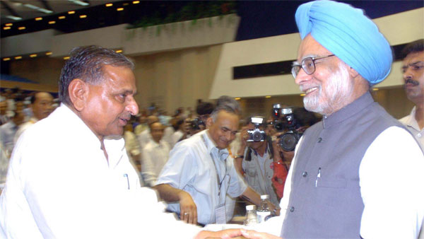 Mulayam Singh Yadav with Ex-Pm Manmohan Singh