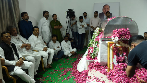 Mulayam Singh Yadavs final rites today; mortal remains kept at Saifai village Mulayam Singh Yadavs final rites today; mortal remains kept at Saifai village