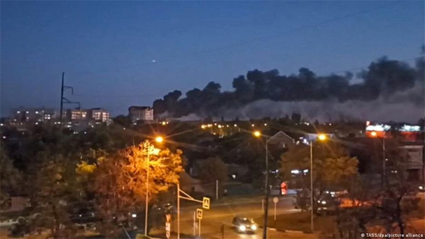 Russia: Military plane crashes into residential building