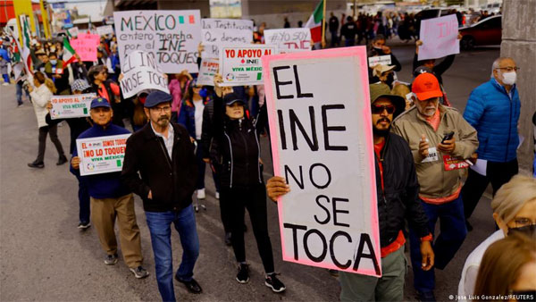 Mexico: Thousands protest AMLOs electoral reform proposal