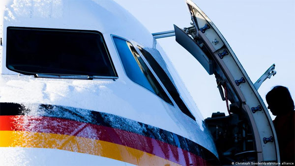 Frozen airplane ruins German foreign ministers UK visit