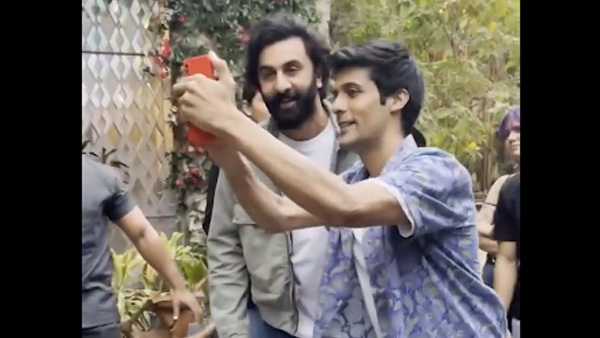 Fact Check: Did Ranbir Kapoor throw a fan’s phone out of anger Fact Check: Did Ranbir Kapoor throw a fan’s phone out of anger
